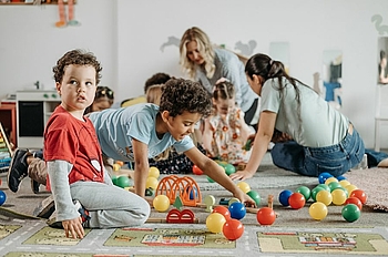 Kinder spielen in einer Kinderbetreuungseinrichtung ©pexels/Pavel Danilyuk