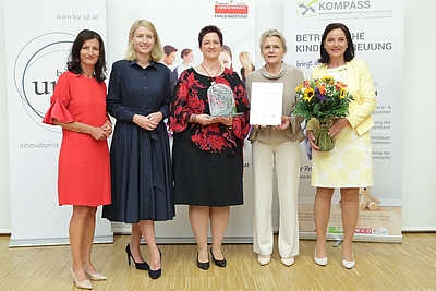 Frauenförderpreis Gewinner Kategorie Unternehmen über 100 Mitarbeiter*innen – Klinikum Wels Grieskirchen ©Land OÖ/Grilnberger