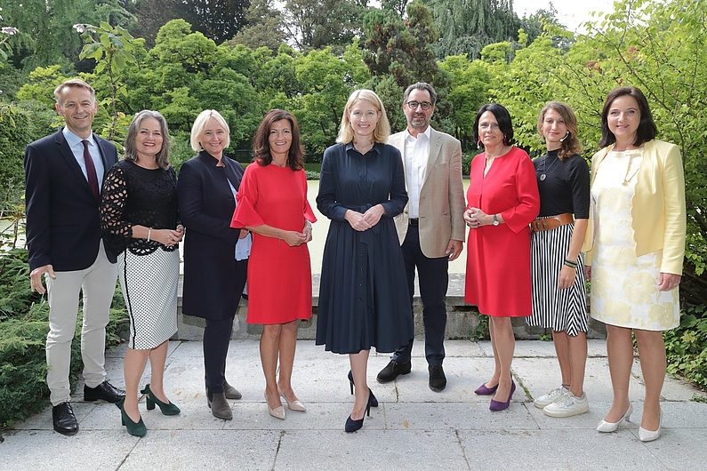 Frauenförderpreis: Gruppenfoto Outdoor von allen Gewinner*innen ©Land OÖ/Grilnberger