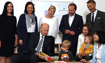 Franz Gasselsberger (Generaldirektor Oberbank) mit Oberbank Krabbelstubenleiterin Mona Haider (OÖ Familienbund) © Fotolui