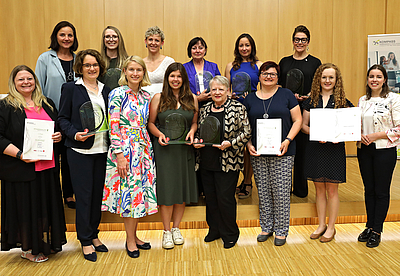 Die Preisträgerinnen des zweiten OÖ Frauenförderpreises:  Erste Reihe v. l.: Regina Seeburger (HTL-Mentoring), Gerda Schneeberger (HTL-Mentoring), LH-Stv.in Christine Haberlander (Frauen-Landesrätin), Pia Gerhofer (Female Coders), Gabriele Kössler, Doris Wallner (Frauscher), Barbara Lehner (Krankenhaus der Barmherzigen Schwestern Ried), Lisa Sigl (Frau in der Wirtschaft);  Zweite Reihe v. l.: Irene Moser (KOMPASS), Martina Huemer-Fistelberger (SFK), Claudia Haslinger (SFK), Cäcilia Innreiter-Moser (JKU), Sarah Grüneis (Frauscher), Clara Wenger-Stockhammer (Krankenhaus der Barmherzigen Schwestern Ried) © Land OÖ/Daniel Kauder
