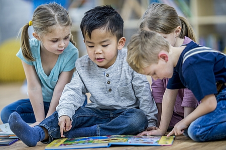 Spielende Kinder ©iStock_FatCamera