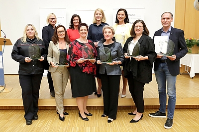 Frauenförderpreis: Gruppenfoto von allen Gewinner*innen ©Land OÖ/Grilnberger