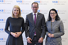 Landesrätin Mag.a Christine Haberlander mit VKB-Generaldirektor Mag. Christoph Wurm und Dr.in Herta Neiß  